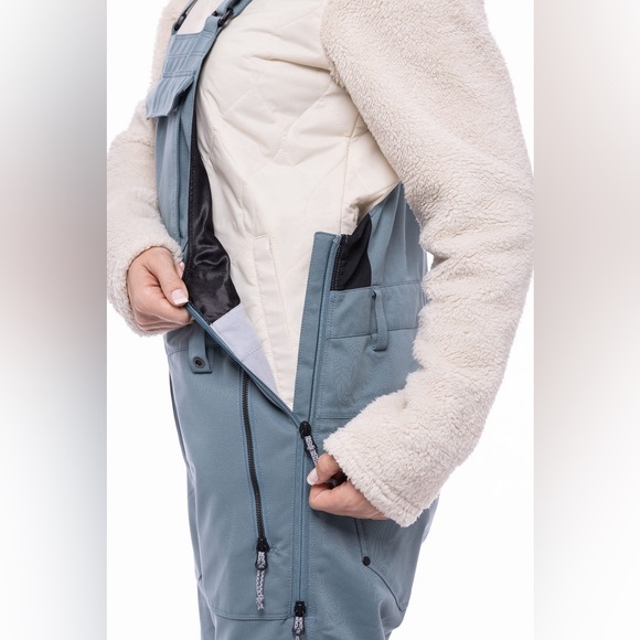 686 Black Magic Insulated Bib pants - Picture 5 of 6